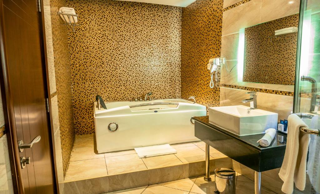 Seasons hotel and spa photo 2