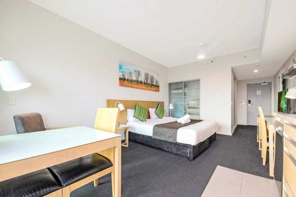 '18th in the Clouds' CBD Resort Living with Pool photo 3