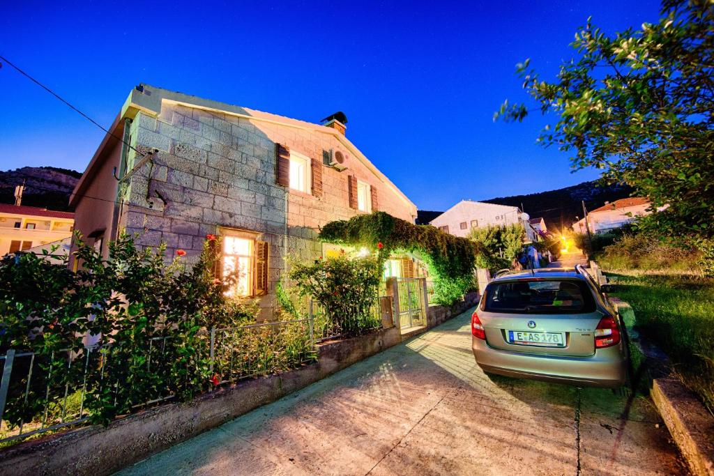 Apartments by the sea Komiza, Vis - 2450 photo 1