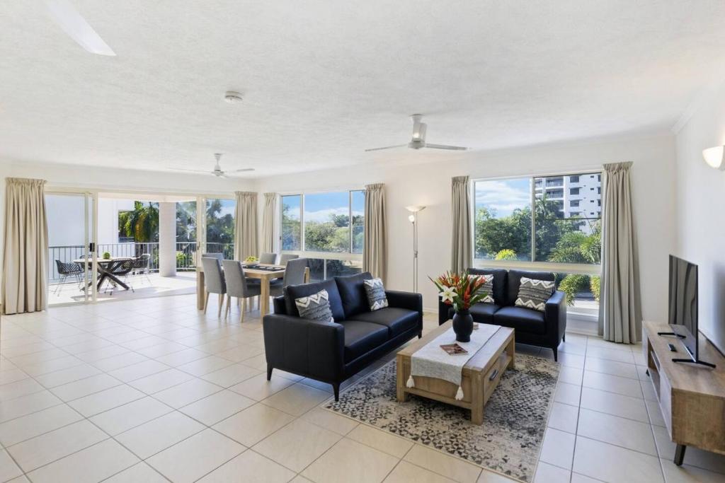 Lifestyle Rich Waterfront Residence with Bay Views