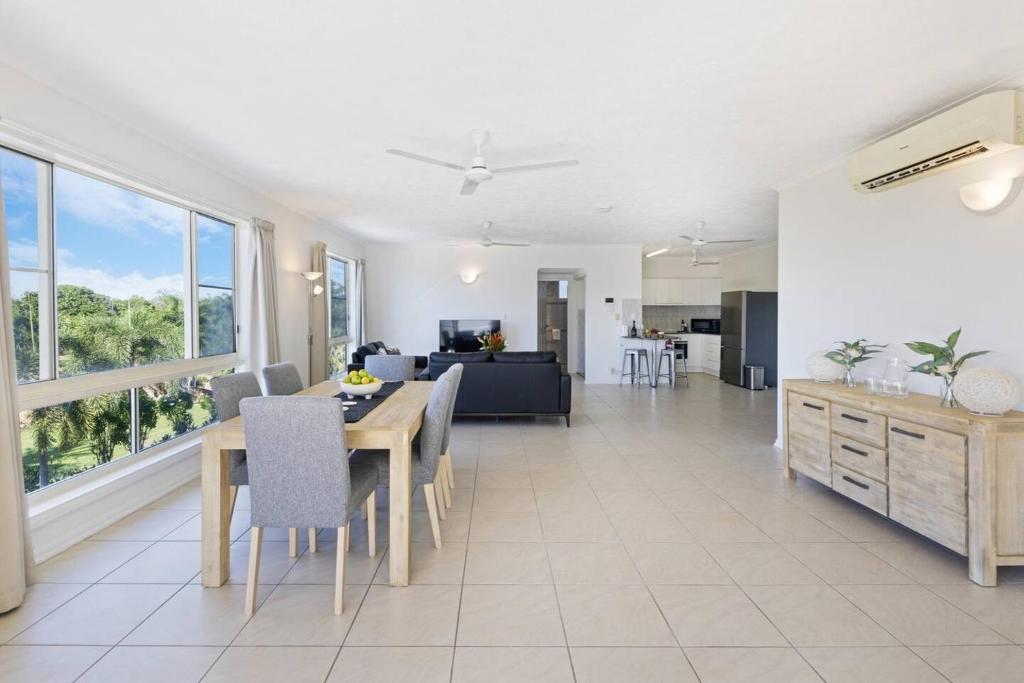 Lifestyle Rich Waterfront Residence with Bay Views photo 2