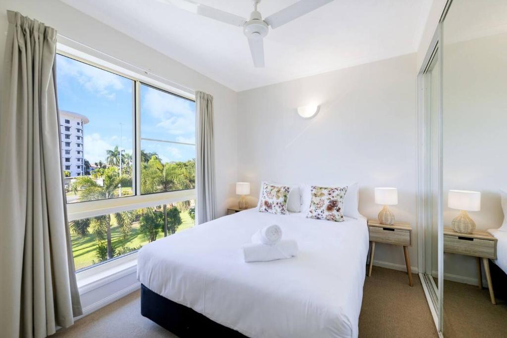 Lifestyle Rich Waterfront Residence with Bay Views photo 3