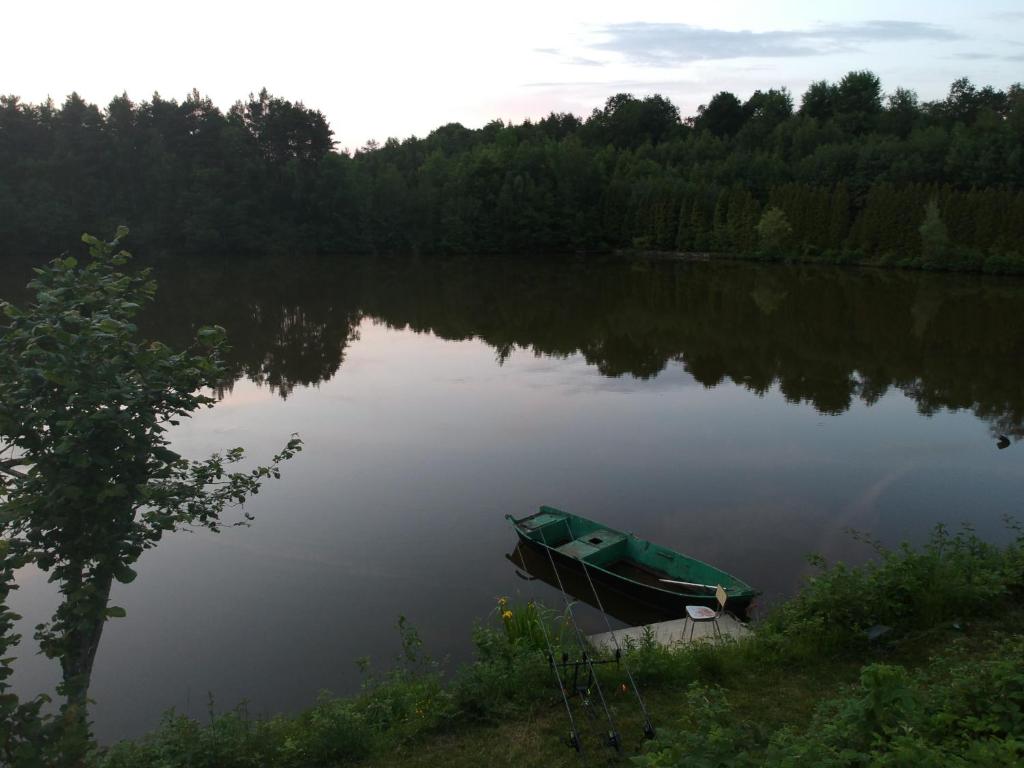 le bateau sur lac privé de 2 hectares poissonneux au milieu des bois photo 4