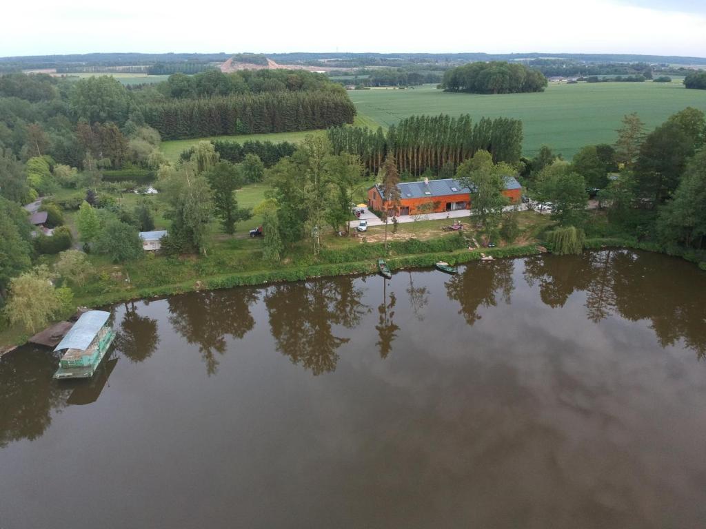 le bateau sur lac privé de 2 hectares poissonneux au milieu des bois photo 3
