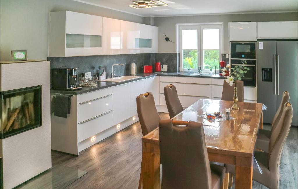 Beautiful Apartment In Elmenhorst With Wifi And 2 Bedrooms photo 3