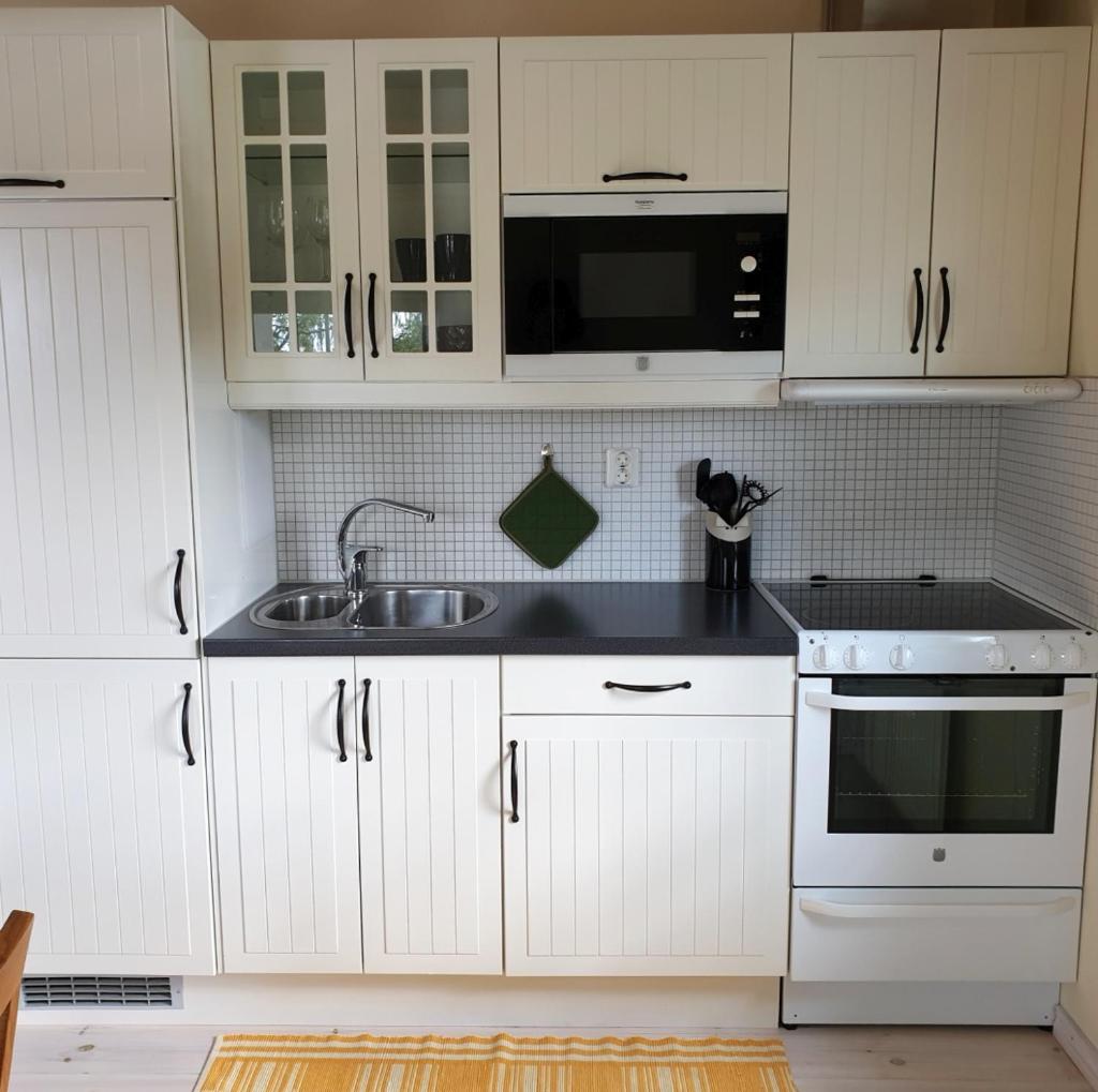Cabin near lake and beautiful nature reserve. photo 3