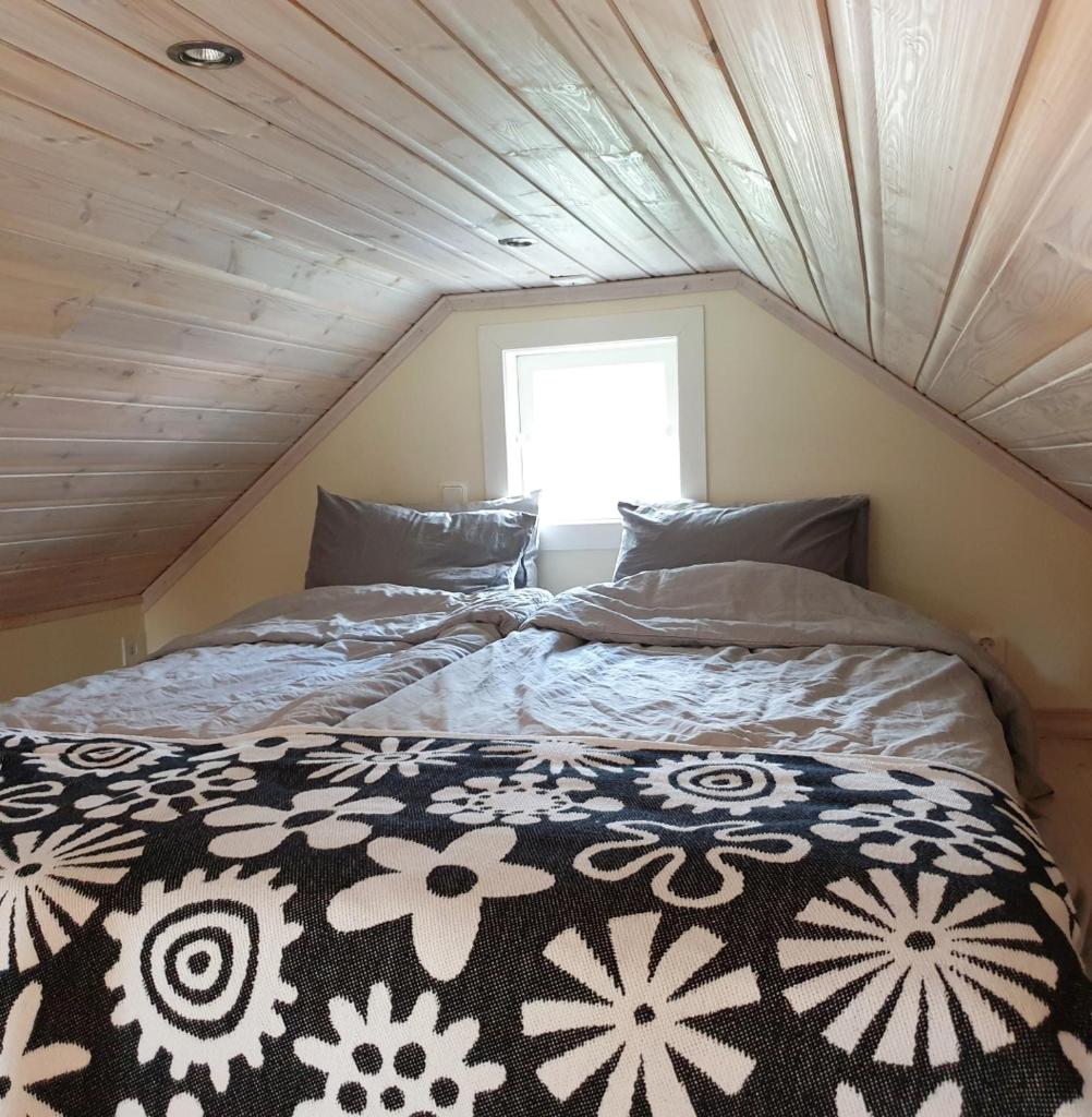 Cabin near lake and beautiful nature reserve. photo 2