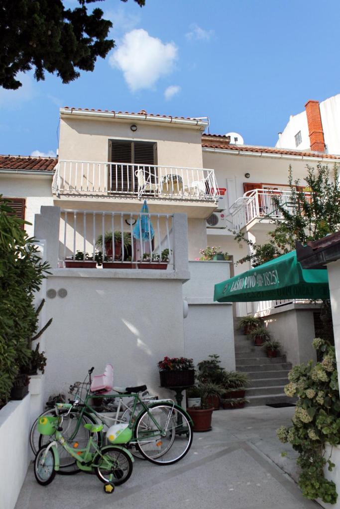Apartments and rooms with parking space Bol, Brac - 2878 photo 1
