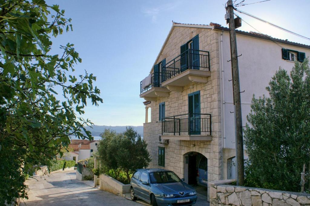 Apartments and rooms with parking space Bol, Brac - 2926 photo 1