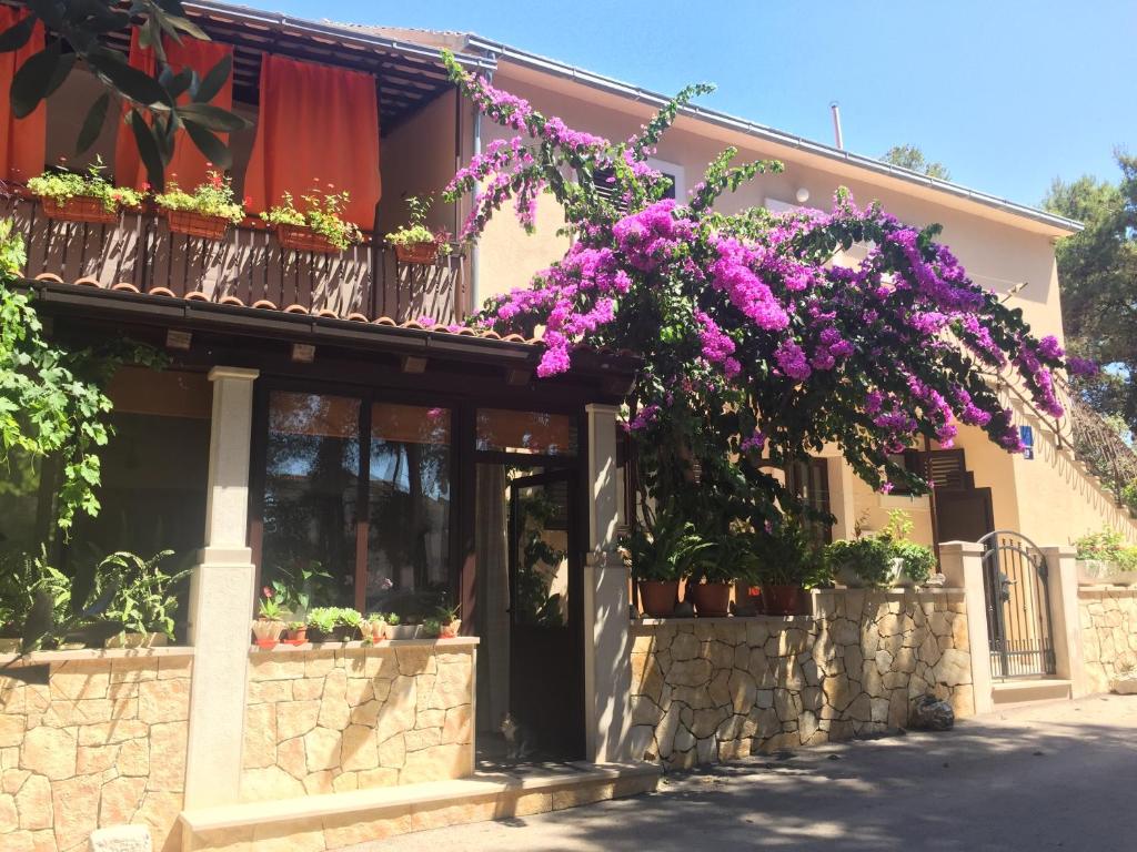 Apartments by the sea Mirca, Brac - 2886 photo 1