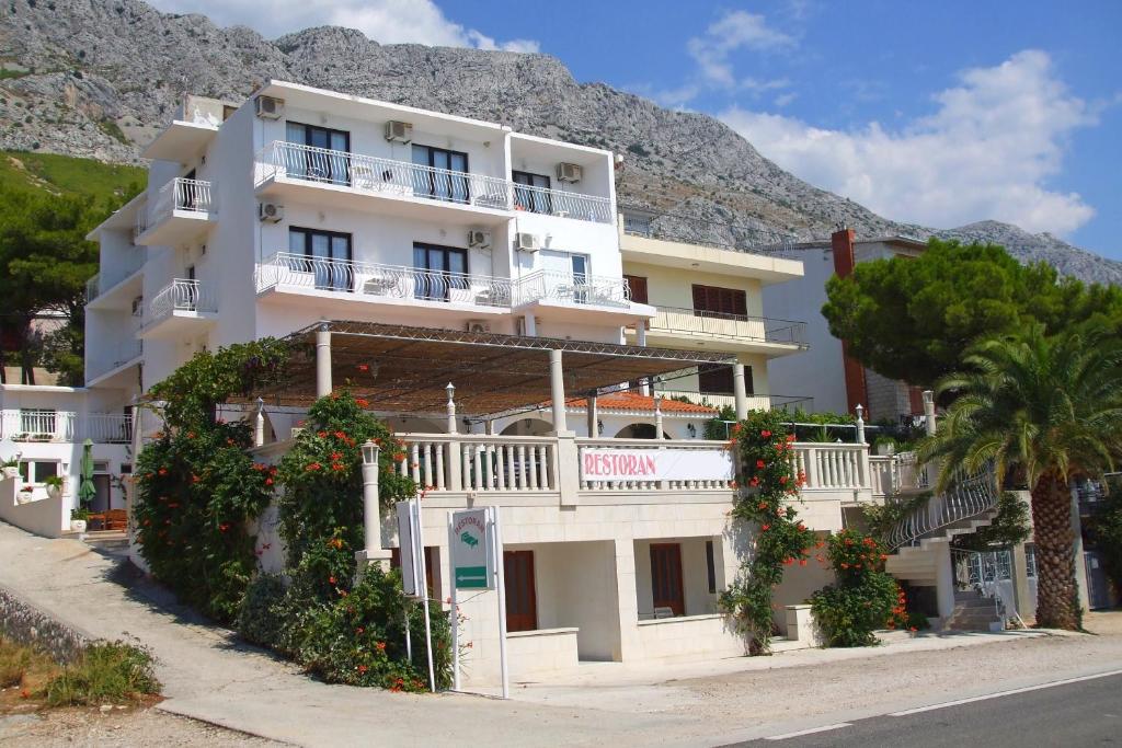 Apartments and rooms by the sea Lokva Rogoznica, Omis - 2973 photo 1