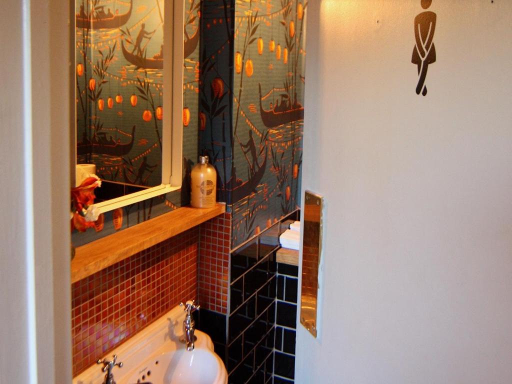 The Mousetrap Inn - Tap to explore photos