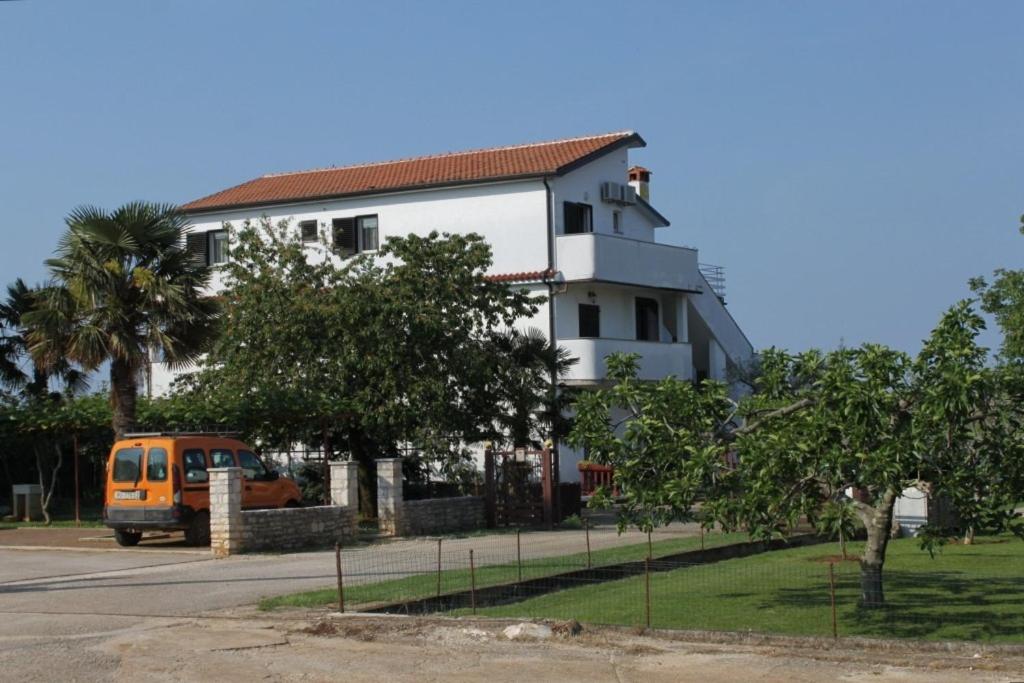 Apartments and rooms with a swimming pool Babici, Umag - 3046 photo 2