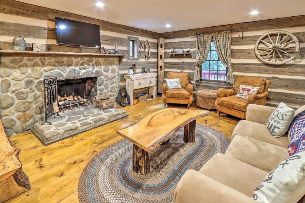Cozy Creekside Mountain Escape with Hot Tub!