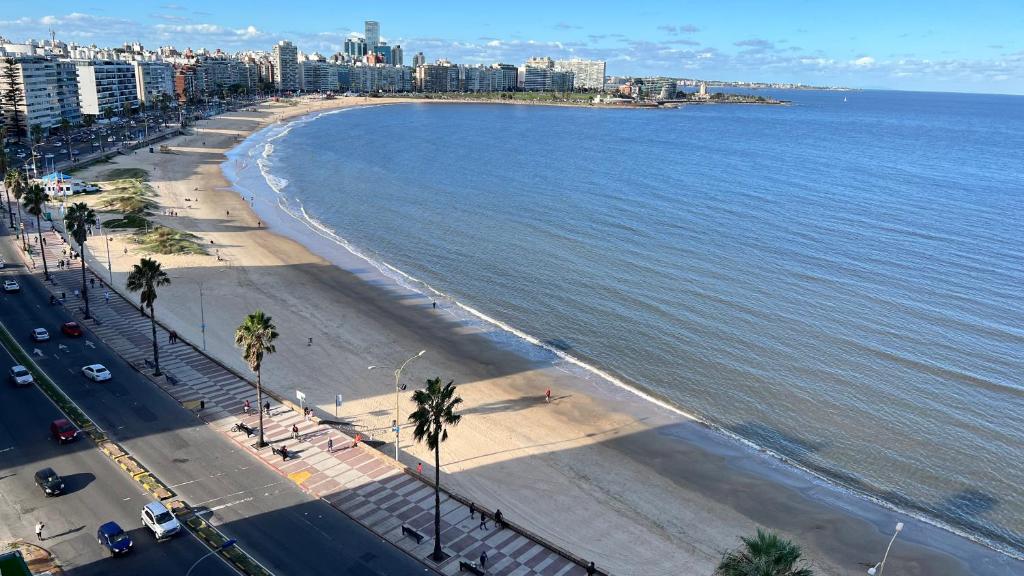 Frente a la Playa Pocitos! photo 3