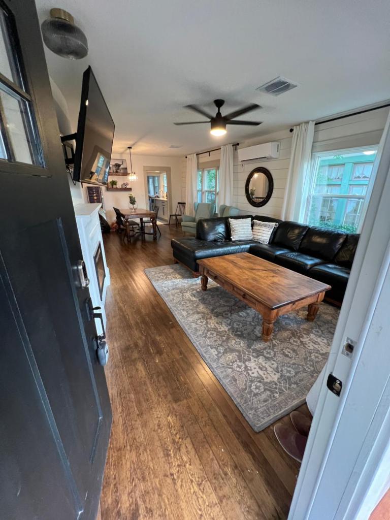Downtown Williams, walk everywhere, remodeled - Tap to explore photos