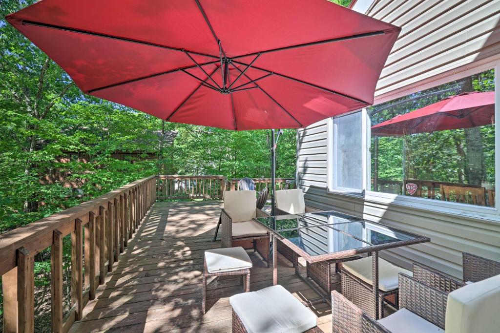 Lakefront Poconos Cottage - Deck, Fire Pit and Grill photo 2