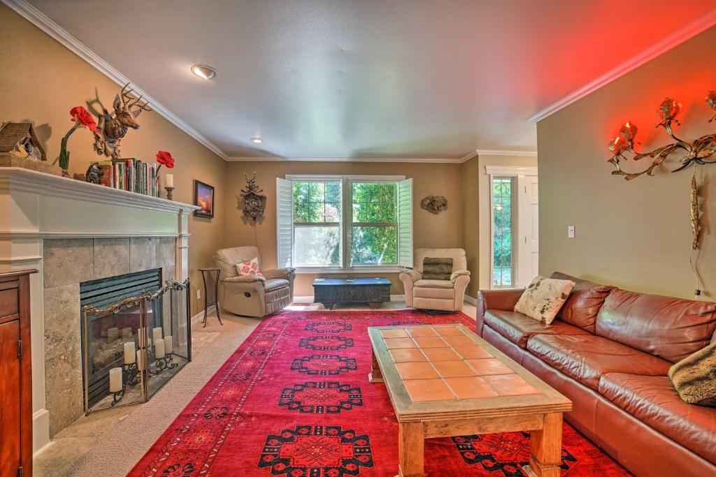 Beautiful Wine Country Home with Hot Tub and Lake View photo 2