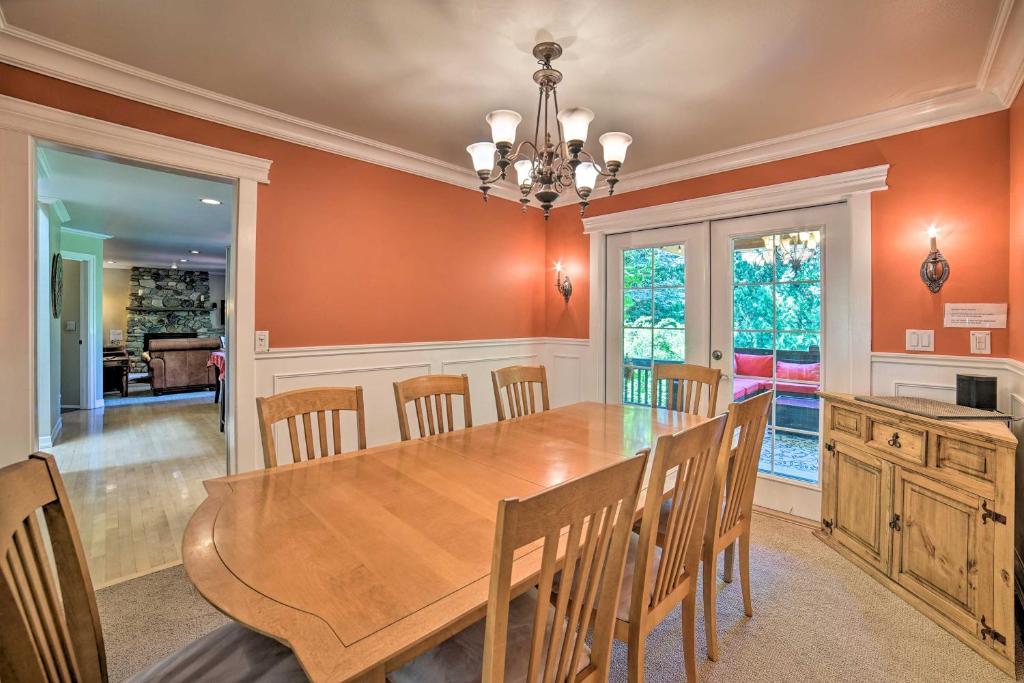 Beautiful Wine Country Home with Hot Tub and Lake View photo 4