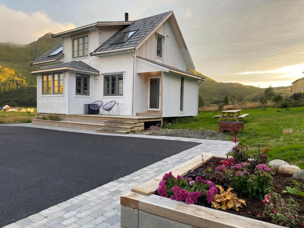 Dyr tillatt i vakkert hus med naturomgivelser i Lofoten photo 2