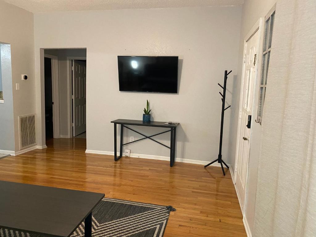Cozy house with large free parking on premises photo 4
