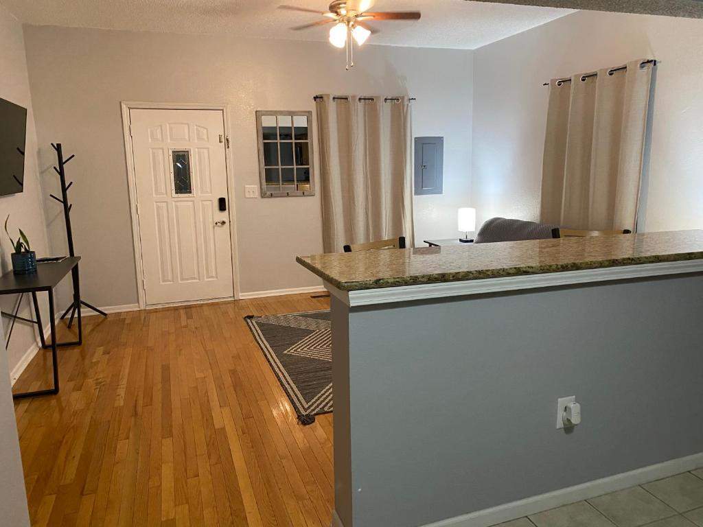 Cozy house with large free parking on premises photo 2