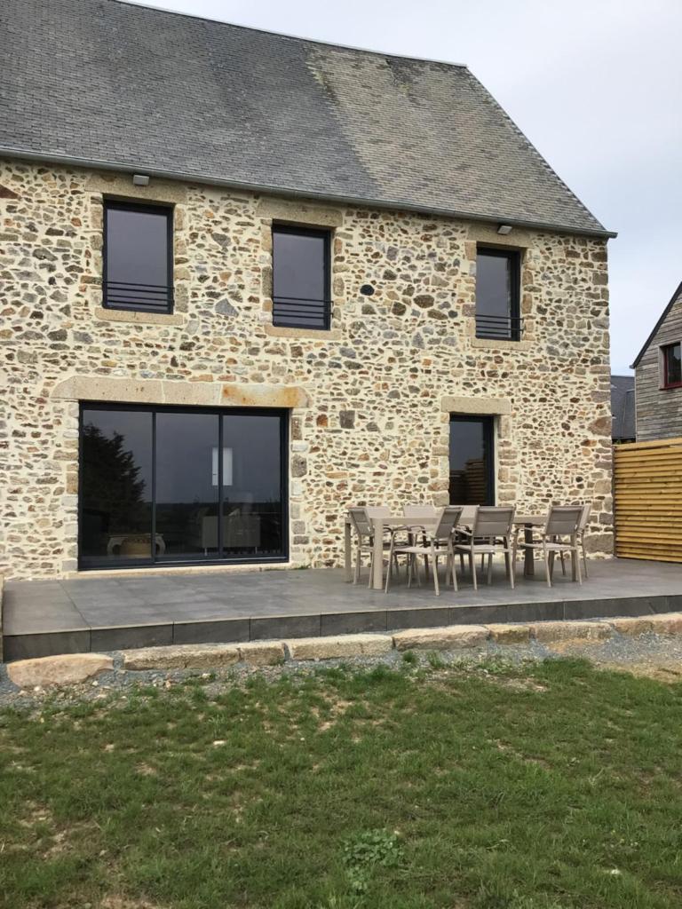 Grange rénovée à neuf avec vue sur la baie photo 1