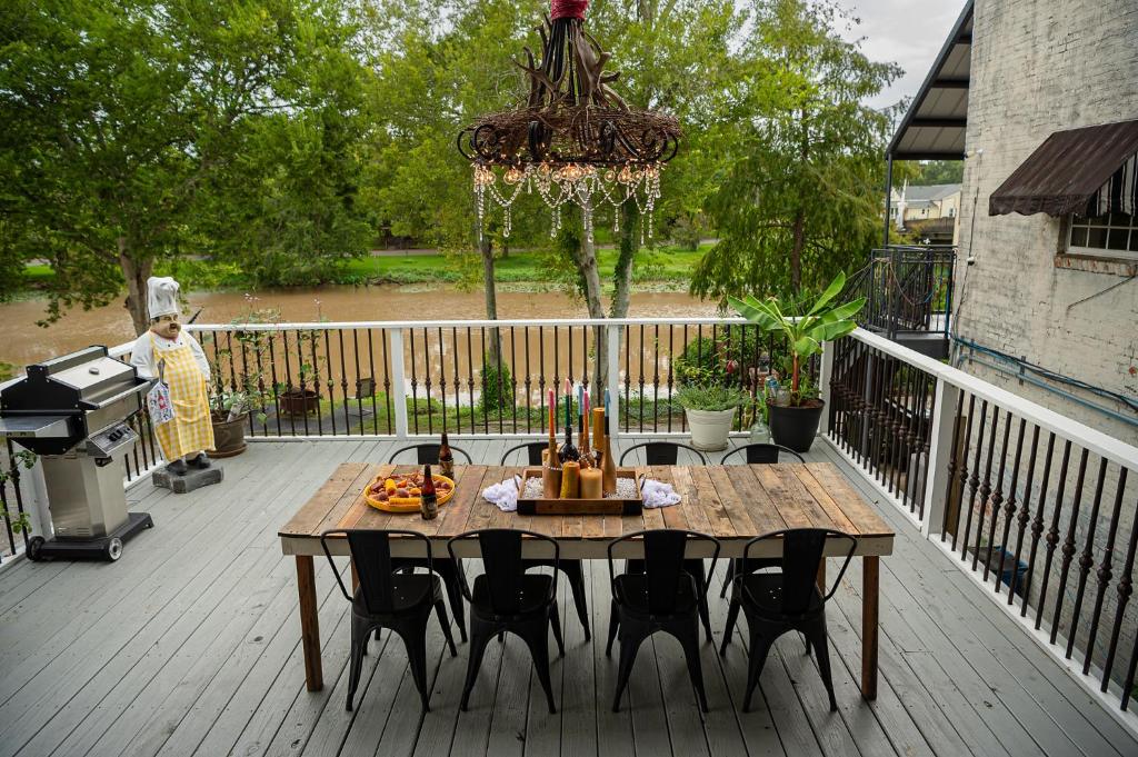Chateau Royale, Pet Friendly, On Bayou, Downtown! image