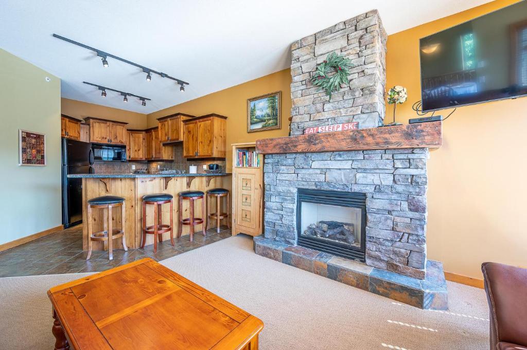 Bear's Paw Chalet - Amazing Location & Ski In-Out photo 2