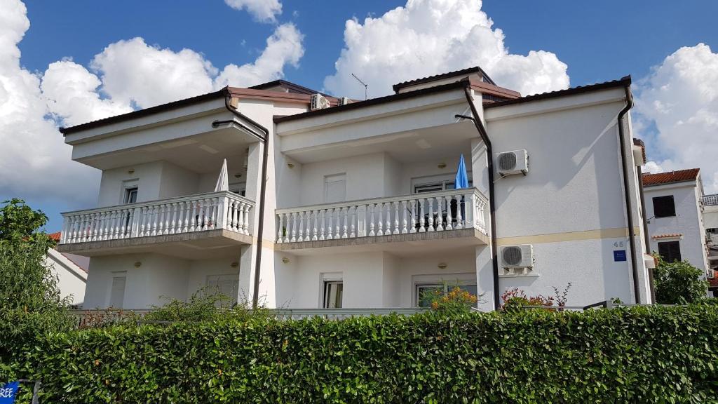 Apartments by the sea Njivice, Krk - 5296