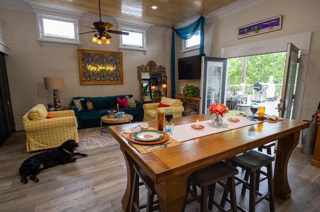 Chateau Royale, Pet Friendly, On Bayou, Downtown! photo 2
