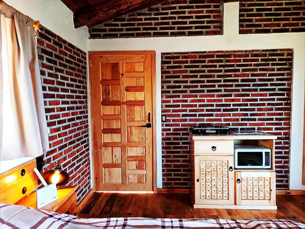 Cabaña para pareja en el bosque IA photo 3