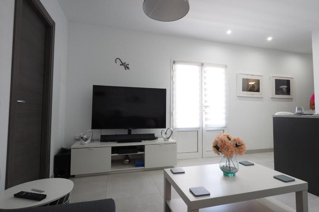 Private apartment with mountain and sea views, La Asomada, Lanzarote photo 4