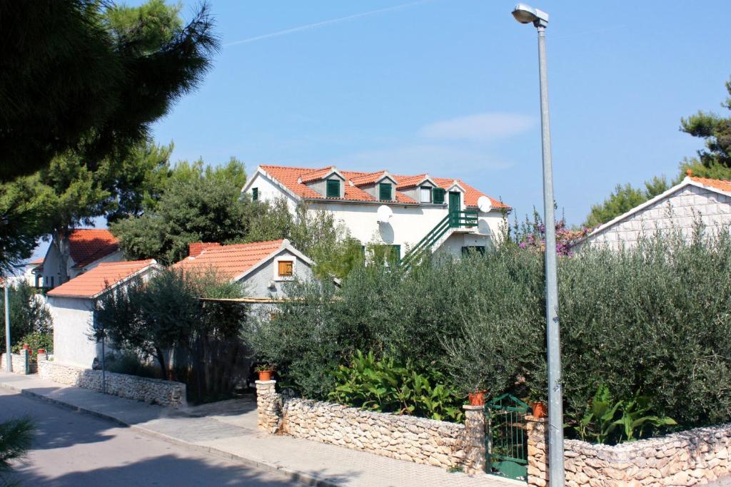 Apartments by the sea Mirca, Brac - 5655 photo 2