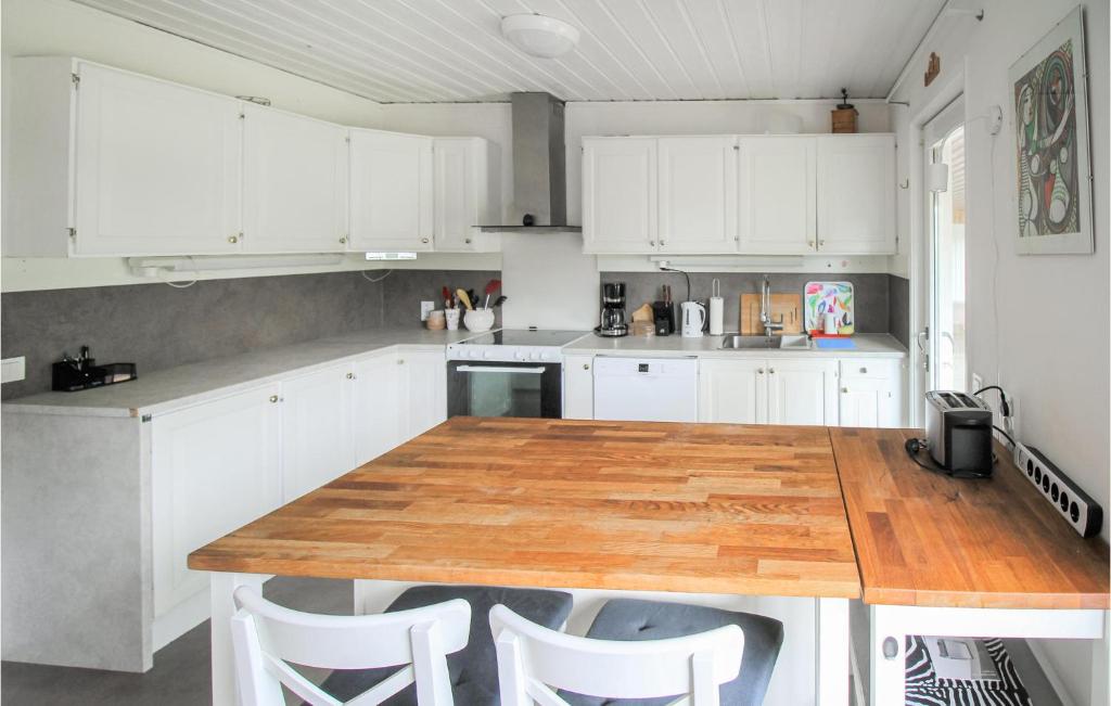 Beautiful Home In Vittaryd With Sauna, Wifi And 6 Bedrooms photo 4