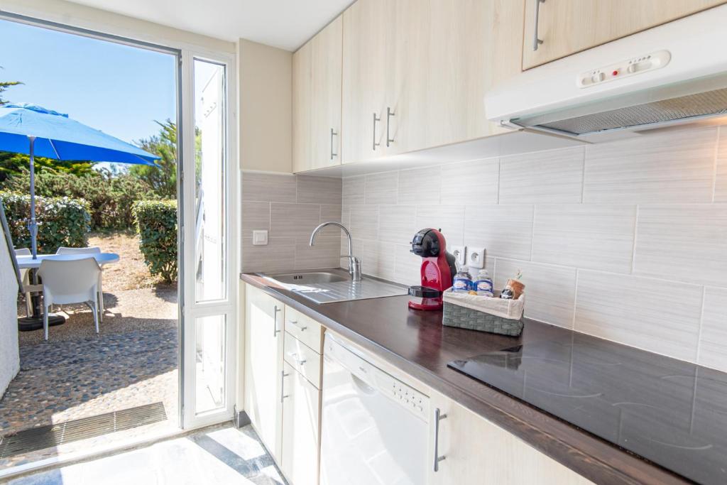 Duplex bord de mer tout confort avec terrasse et parking, plage à pied par Groom photo 1