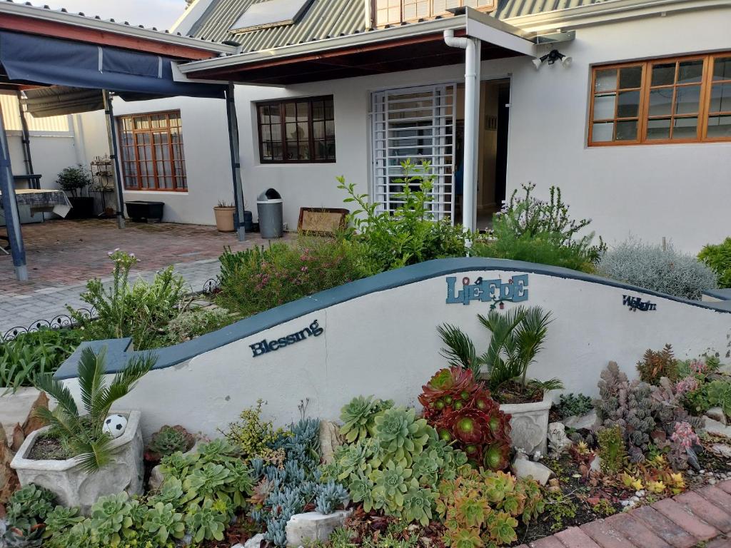 6 bedroom house and cottage photo 3
