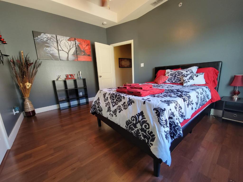 Modern, Private, Smart 4 BR Condo in Desirable Location in McAllen with Pool! photo 2