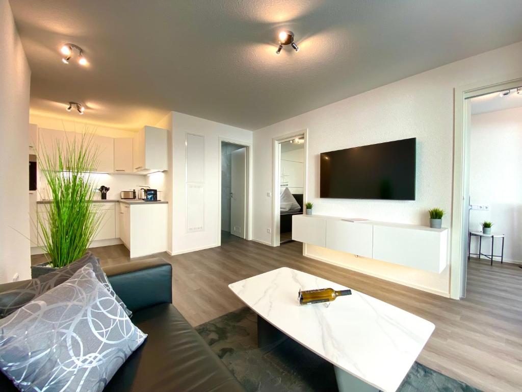 Auszeit Apartment STYLE am Uferpark - nur 100 m bis zum Bodensee, direkt am Bodenseeradweg, Sonnenbalkon, schnelles WLAN, kostenloser Tiefgaragenstellplatz, für bis zu 2 Personen photo 1