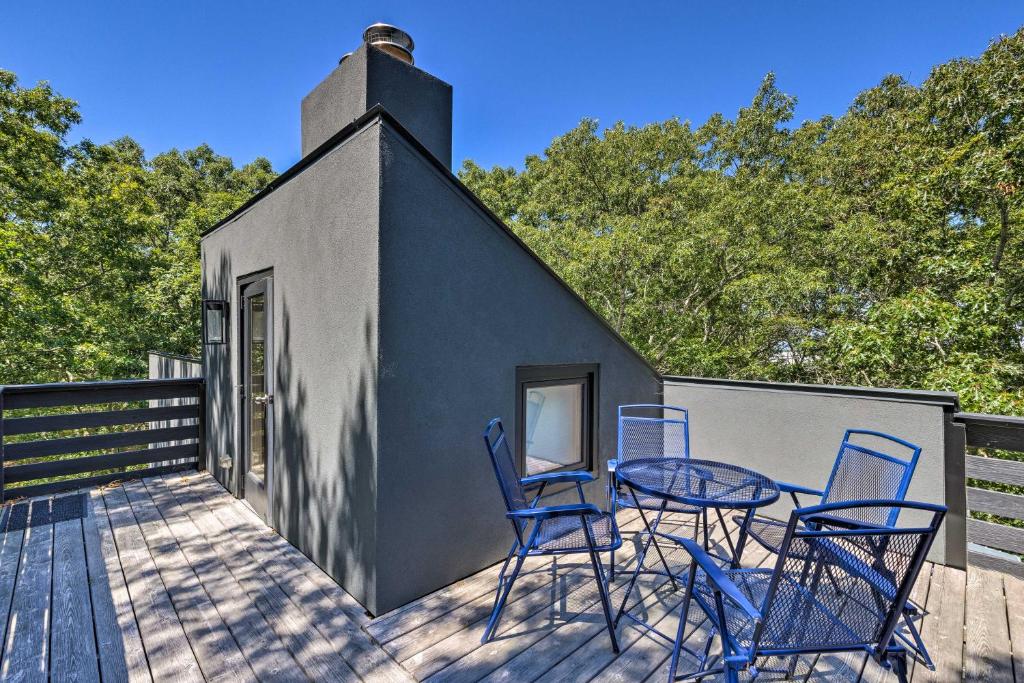 Unique Southampton Getaway with Rooftop Deck! photo 2
