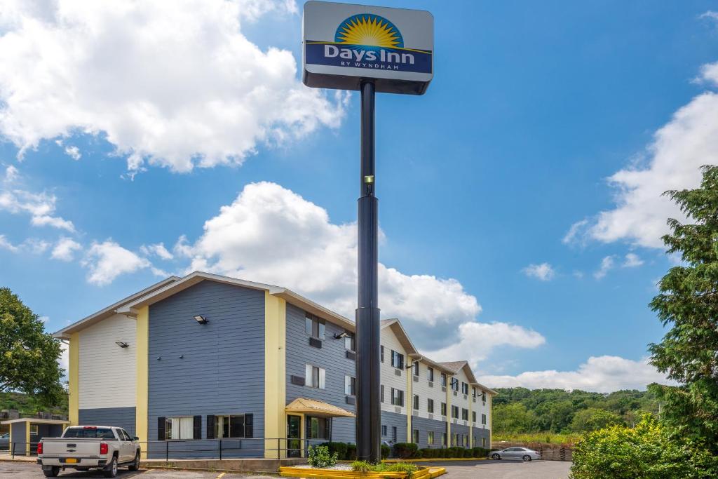 Days Inn by Wyndham Somerset PA I-70 I-76 photo 1