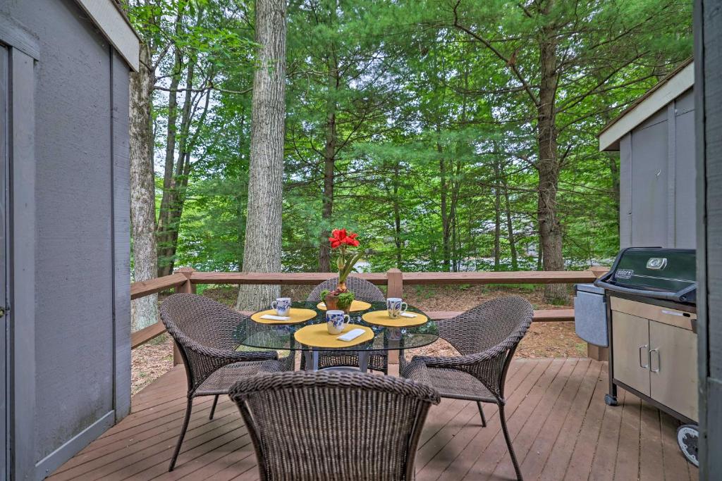 Lake Harmony Townhome with Grill - Walk to Slopes! photo 1