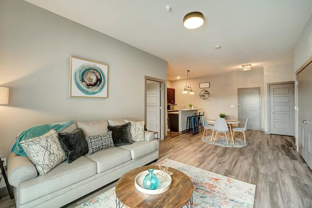 Huge 2 Bed 2 Bath Easy ride to NYC & Parking image