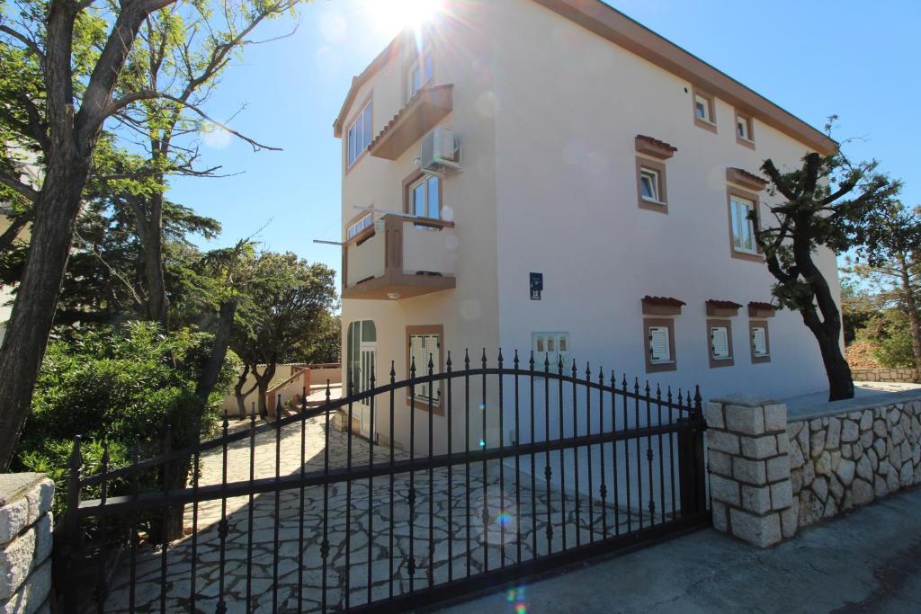 Apartments and rooms with parking space Mandre, Pag - 6309 photo 2