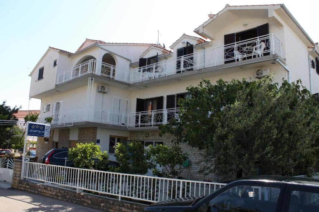 Apartments and rooms with parking space Vodice - 6260 photo 2