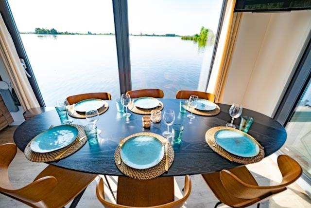 Surla luxury sailing Houseboat Splendid at Marina Monnickendam photo 4