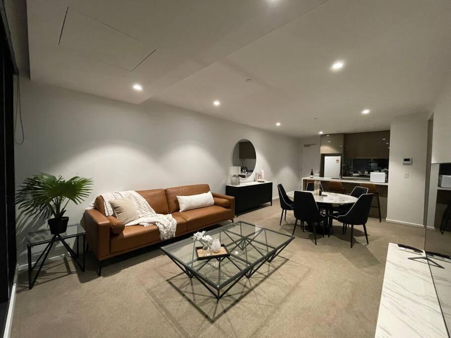Modern 3 Bedroom 2 Bathroom Apt Southbank
