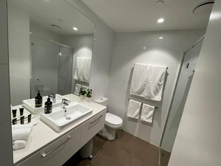 Modern 3 Bedroom 2 Bathroom Apt Southbank photo 2