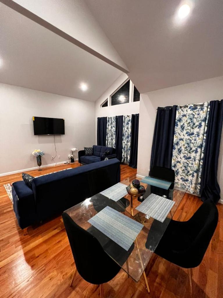 SPRINGVIEW HOMES 12MINS FROM EWR & 3 MINS FROM UNIVERSITY HOSPITAL image