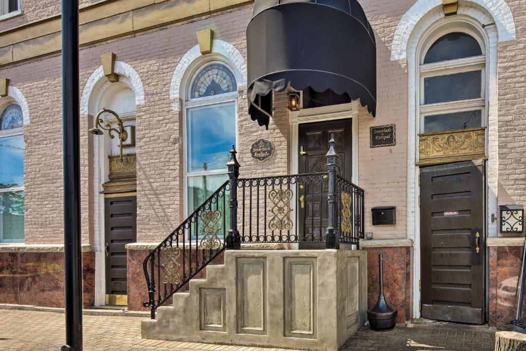 Gorgeous La Porte Apartment in Heart of Dtwn! photo 2
